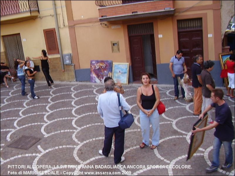 Pittori all`opera- La pittrice Anna Badagliacca ancora sporca di colore.