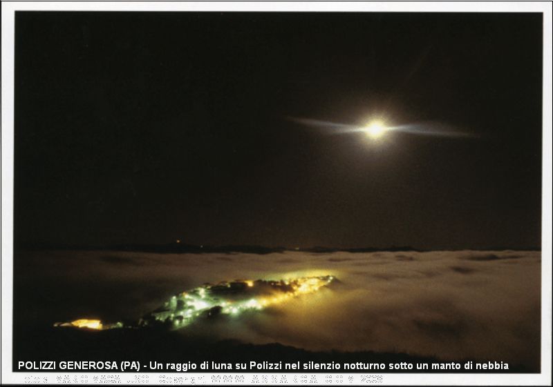 Un raggio di luna su Polizzi nel silenzio notturno sotto un manto di nebbia