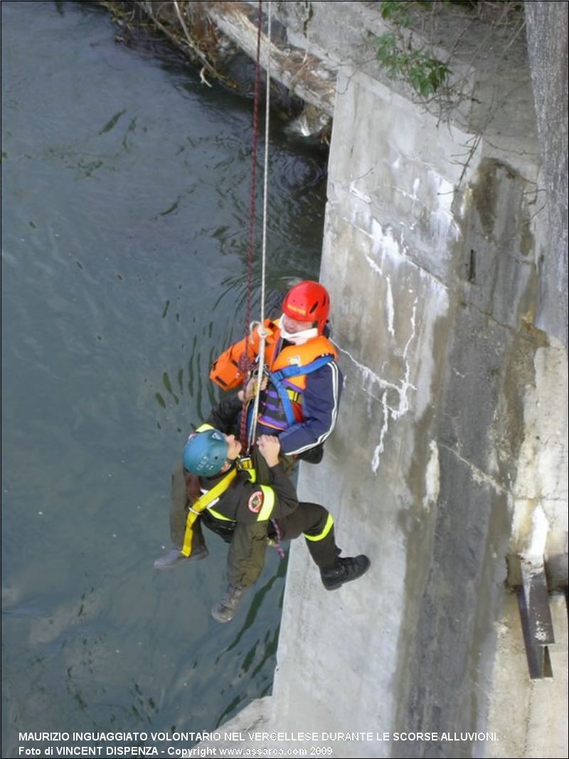 Maurizio Inguaggiato volontario nel vercellese durante le scorse alluvioni.