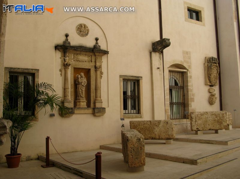 Cortile del museo regionale a palazzo Bellomo