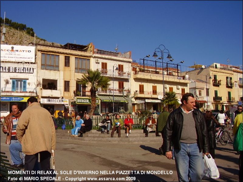 Momenti di relax al sole d`inverno nella piazzetta di Mondello