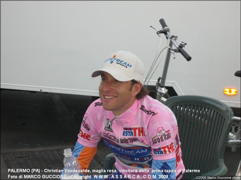 Christian Vandevelde, maglia rosa, vincitore della  prima tappa di Palermo