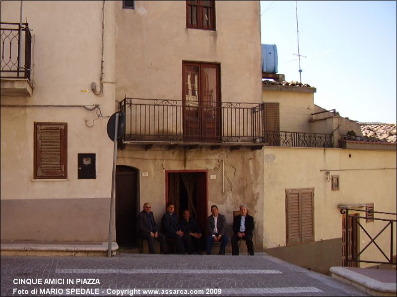 Cinque amici in piazza