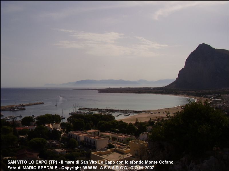 Il mare di San Vito Lo Capo con lo sfondo Monte Cofano