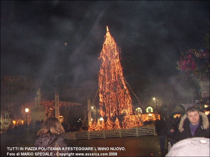 Tutti in piazza Politeama a festeggiare l`anno nuovo.