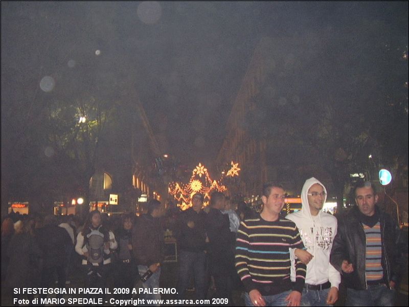 Si festeggia in piazza il 2009 a Palermo.