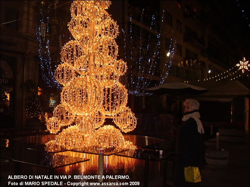 Albero di Natale in Via P. Belmonte a Palermo.