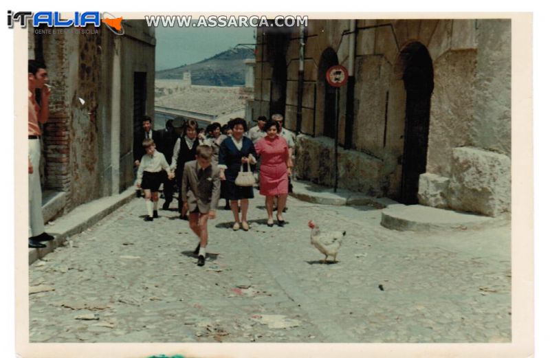 ritorno dalla santa messa una domenica anni 60