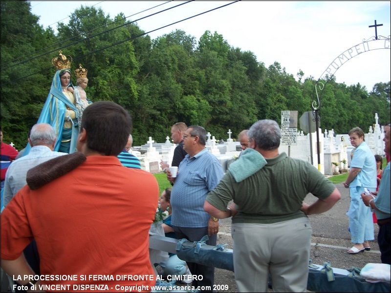 La processione si ferma difronte al Cimitero