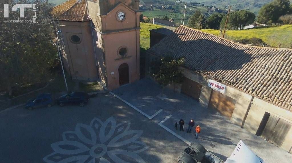 La chiesa e la piazza santa Rosalia dall`alto