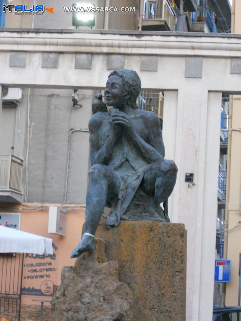 Statua in piazzetta Italia