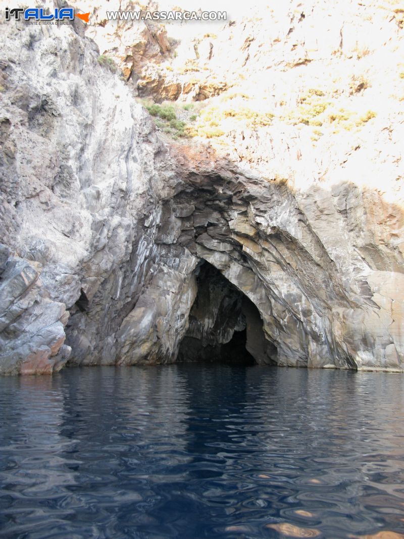 Eolie- VULCANO- grotta del cavallo